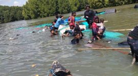 Suasana evakuasi penumpang, warga berhasil selamakan ibu dan balita. 