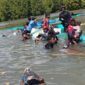 Suasana evakuasi penumpang, warga berhasil selamakan ibu dan balita. 