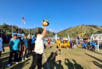 Servis pembuka (pukulan pertama) oleh Wakil Bupati Manggarai Barat, Yulianus Weng (kanan) sebagai tanda resmi di buka Turnamen Bola Voli Putra dan Putri Idul Adha Cup 1447 H di Lapangan Soknar, Desa Golo Mori, Kecamatan Komodo, Kabupaten Manggarai Barat, Minggu (7/6/2026) sore. Foto Rino/GBRNews.id