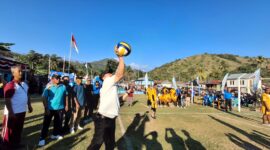 Servis pembuka (pukulan pertama) oleh Wakil Bupati Manggarai Barat, Yulianus Weng (kanan)  sebagai tanda resmi di buka Turnamen Bola Voli Putra dan Putri Idul Adha Cup 1447 H di Lapangan Soknar, Desa Golo Mori, Kecamatan Komodo, Kabupaten Manggarai Barat, Minggu (7/6/2026) sore. Foto Rino/GBRNews.id