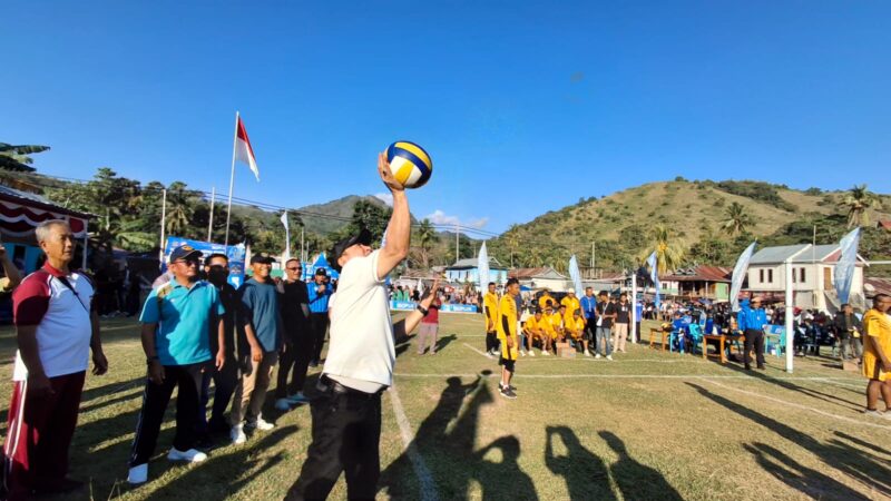 Servis pembuka (pukulan pertama) oleh Wakil Bupati Manggarai Barat, Yulianus Weng (kanan)  sebagai tanda resmi di buka Turnamen Bola Voli Putra dan Putri Idul Adha Cup 1447 H di Lapangan Soknar, Desa Golo Mori, Kecamatan Komodo, Kabupaten Manggarai Barat, Minggu (7/6/2026) sore. Foto Rino/GBRNews.id