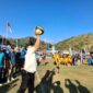 Servis pembuka (pukulan pertama) oleh Wakil Bupati Manggarai Barat, Yulianus Weng (kanan)  sebagai tanda resmi di buka Turnamen Bola Voli Putra dan Putri Idul Adha Cup 1447 H di Lapangan Soknar, Desa Golo Mori, Kecamatan Komodo, Kabupaten Manggarai Barat, Minggu (7/6/2026) sore. Foto Rino/GBRNews.id