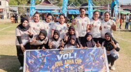 Skuad Teratai DeRie (belakang) dan Putri Kerora (depan) 