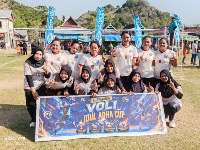 Skuad Teratai DeRie (belakang) dan Putri Kerora (depan) 