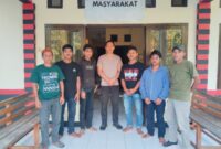 Korban pengeroyokan Yosefas Gagu didampingi keluarga usai melaporkan kasus yang dialaminya ke Polsek Macang Pacar. Mereka mendesak aparat kepolisian segera menangkap seluruh terduga pelaku.