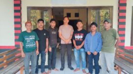 Korban pengeroyokan Yosefas Gagu didampingi keluarga usai melaporkan kasus yang dialaminya ke Polsek Macang Pacar. Mereka mendesak aparat kepolisian segera menangkap seluruh terduga pelaku.