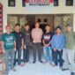 Korban pengeroyokan Yosefas Gagu didampingi keluarga usai melaporkan kasus yang dialaminya ke Polsek Macang Pacar. Mereka mendesak aparat kepolisian segera menangkap seluruh terduga pelaku.