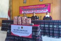 Kejaksaan Negeri Manggarai Barat menunjukkan uang hasil pemulihan kerugian negara sebesar Rp2,09 miliar dalam konferensi pers penanganan perkara tindak pidana korupsi, Rabu (3/6/2026) pagi. (Foto Rino/GBRNews.id) 