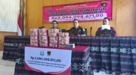 Kejaksaan Negeri Manggarai Barat menunjukkan uang hasil pemulihan kerugian negara sebesar Rp2,09 miliar dalam konferensi pers penanganan perkara tindak pidana korupsi, Rabu (3/6/2026) pagi. (Foto Rino/GBRNews.id) 