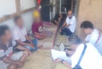 Penyidik Unit Pelayanan Perempuan dan Anak (PPA) Satreskrim Polres Manggarai Barat melakukan pemeriksaan terhadap tersangka SS (87) di kediaman sementaranya di Wae Nahi, Desa Gorontalo, Kecamatan Komodo, Selasa (2/6/2026). Dok. Humas Polres Mabar
