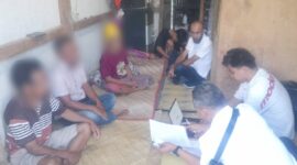 Penyidik Unit Pelayanan Perempuan dan Anak (PPA) Satreskrim Polres Manggarai Barat melakukan pemeriksaan terhadap tersangka SS (87) di kediaman sementaranya di Wae Nahi, Desa Gorontalo, Kecamatan Komodo, Selasa (2/6/2026). Dok. Humas Polres Mabar