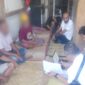 Penyidik Unit Pelayanan Perempuan dan Anak (PPA) Satreskrim Polres Manggarai Barat melakukan pemeriksaan terhadap tersangka SS (87) di kediaman sementaranya di Wae Nahi, Desa Gorontalo, Kecamatan Komodo, Selasa (2/6/2026). Dok. Humas Polres Mabar