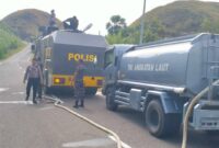 Polisi, TNI dan petugas pemadam kebakaran (Damkar) bahu-membahu memadamkan kobaran api yang melahap kawasan wisata ikonik Bukit Silvia di Labuan Bajo, Kecamatan Komodo, Kabupaten Manggarai Barat, Nusa Tenggara Timur (NTT), Kamis (11/6/2026) siang. (Dok Humas Polres Mabar) 