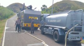 Polisi, TNI dan petugas pemadam kebakaran (Damkar) bahu-membahu memadamkan kobaran api yang melahap kawasan wisata ikonik Bukit Silvia di Labuan Bajo, Kecamatan Komodo, Kabupaten Manggarai Barat, Nusa Tenggara Timur (NTT), Kamis (11/6/2026) siang. (Dok Humas Polres Mabar) 