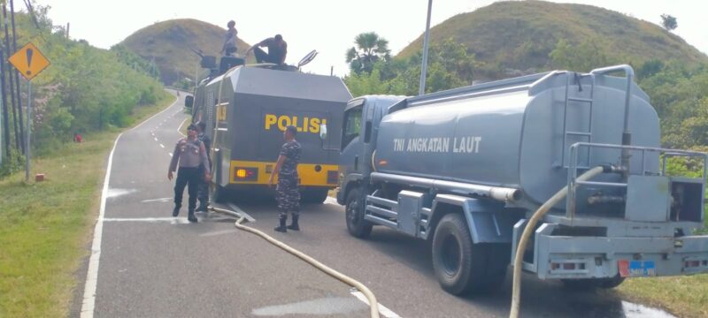 Polisi, TNI dan petugas pemadam kebakaran (Damkar) bahu-membahu memadamkan kobaran api yang melahap kawasan wisata ikonik Bukit Silvia di Labuan Bajo, Kecamatan Komodo, Kabupaten Manggarai Barat, Nusa Tenggara Timur (NTT), Kamis (11/6/2026) siang. (Dok Humas Polres Mabar) 