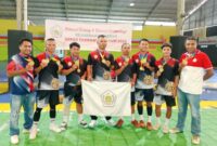 Kontingen sepak takraw Kabupaten Manggarai Barat berpose usai berlaga pada Kejuaraan Daerah (Kejurda) PSTI NTT XX Tahun 2025. Dalam ajang tersebut, tim Manggarai Barat tampil dominan dengan meraih tiga medali emas pada kategori senior putra, sekaligus mengantarkan daerah itu mewakili NTT pada Liga Sepaktakraw Indonesia 2026. (Foto GBRNews.id) 