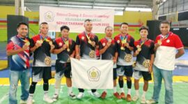 Kontingen sepak takraw Kabupaten Manggarai Barat berpose usai berlaga pada Kejuaraan Daerah (Kejurda) PSTI NTT XX Tahun 2025. Dalam ajang tersebut, tim Manggarai Barat tampil dominan dengan meraih tiga medali emas pada kategori senior putra, sekaligus mengantarkan daerah itu mewakili NTT pada Liga Sepaktakraw Indonesia 2026. (Foto GBRNews.id) 