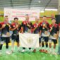 Kontingen sepak takraw Kabupaten Manggarai Barat berpose usai berlaga pada Kejuaraan Daerah (Kejurda) PSTI NTT XX Tahun 2025. Dalam ajang tersebut, tim Manggarai Barat tampil dominan dengan meraih tiga medali emas pada kategori senior putra, sekaligus mengantarkan daerah itu mewakili NTT pada Liga Sepaktakraw Indonesia 2026. (Foto GBRNews.id) 