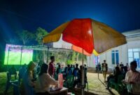 Suasana Nonton Bareng (Nobar) Piala Dunia 2026 di halaman Kantor Desa Batu Cermin, Kamis (18/6/2026). Foto: Rino/GBRNews.id