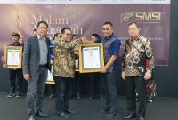 Kepala Desa Batu Cermin, Kecamatan Komodo, Kabupaten Manggarai Barat, Marianus Yono Jehanu, meraih penghargaan Tokoh Inspiratif Indonesia 2026 pada ajang Anugerah SMSI Award 2026 yang digelar oleh Serikat Media Siber Indonesia di Hall Dewan Pers, Jakarta, Kamis (18/6/2026).
