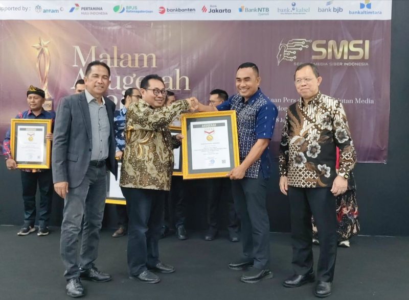 Kepala Desa Batu Cermin, Kecamatan Komodo, Kabupaten Manggarai Barat, Marianus Yono Jehanu, meraih penghargaan Tokoh Inspiratif Indonesia 2026 pada ajang Anugerah SMSI Award 2026 yang digelar oleh Serikat Media Siber Indonesia di Hall Dewan Pers, Jakarta, Kamis (18/6/2026).