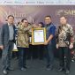 Kepala Desa Batu Cermin, Kecamatan Komodo, Kabupaten Manggarai Barat, Marianus Yono Jehanu, meraih penghargaan Tokoh Inspiratif Indonesia 2026 pada ajang Anugerah SMSI Award 2026 yang digelar oleh Serikat Media Siber Indonesia di Hall Dewan Pers, Jakarta, Kamis (18/6/2026).