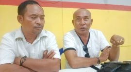 Kuasa hukum Ivon Burhan, Aldri Dalton Ndolu (kanan) didampingi oleh tim hukumnya Sirilus Ladur (kiri), saat memberikan keterangan pers, Jumat (19/6/2026) malam. (Foto Rino/GBRNews.id) 