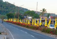 Menjelang pelaksanaan Musyawarah Daerah (Musda) V Partai Golkar Kabupaten Manggarai Barat, suasana Kota Labuan Bajo tampak berbeda. Sejumlah ruas jalan utama dalam kota diselimuti deretan bendera Partai Golkar yang berkibar rapi di sepanjang median jalan, Jumat (19/6/2026) sore. (Foto Rino/GBRNews.id) 