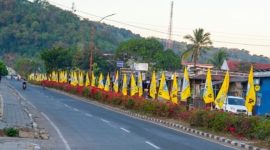 Menjelang pelaksanaan Musyawarah Daerah (Musda) V Partai Golkar Kabupaten Manggarai Barat, suasana Kota Labuan Bajo tampak berbeda. Sejumlah ruas jalan utama dalam kota diselimuti deretan bendera Partai Golkar yang berkibar rapi di sepanjang median jalan, Jumat (19/6/2026) sore. (Foto Rino/GBRNews.id) 