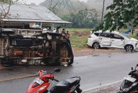 Kondisi mobil Mitsubishi Xpander berwarna putih bernomor polisi EB 1126 GB dan mobil pick up putih beratap bernomor polisi F 8213 BA usai lakalantas, 26/7/2026) sekitar pukul 16.10 Wita. Foto Rino/GBRNews.id
