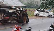 Kondisi mobil Mitsubishi Xpander berwarna putih bernomor polisi EB 1126 GB dan mobil pick up putih beratap bernomor polisi F 8213 BA usai lakalantas, 26/7/2026) sekitar pukul 16.10 Wita. Foto Rino/GBRNews.id