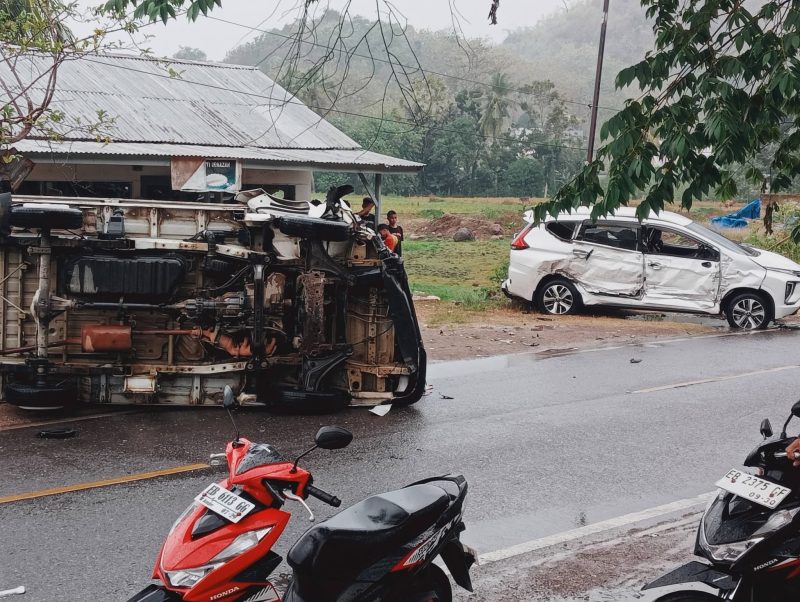 Kondisi mobil Mitsubishi Xpander berwarna putih bernomor polisi EB 1126 GB dan mobil pick up putih beratap bernomor polisi F 8213 BA usai lakalantas, 26/7/2026) sekitar pukul 16.10 Wita. Foto Rino/GBRNews.id