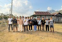 Panitia bersama perwakilan PSTI Manggarai Barat, Pemdes Golo Mori, pihak Puskesmas Golo Mori, mahasiswa KKN UGM, peserta saat membuka Turnamen Sepak Takraw Antar-RT Desa Golo Mori, Sabtu (18/7/2026). Turnamen diikuti 14 tim dan menjadi ajang pembinaan bibit atlet sepak takraw.