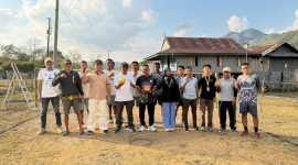 Panitia bersama perwakilan PSTI Manggarai Barat, Pemdes Golo Mori, pihak Puskesmas Golo Mori, mahasiswa KKN UGM, peserta saat membuka Turnamen Sepak Takraw Antar-RT Desa Golo Mori, Sabtu (18/7/2026). Turnamen diikuti 14 tim dan menjadi ajang pembinaan bibit atlet sepak takraw.