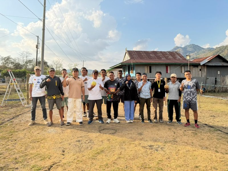 Panitia bersama perwakilan PSTI Manggarai Barat, Pemdes Golo Mori, pihak Puskesmas Golo Mori, mahasiswa KKN UGM, peserta saat membuka Turnamen Sepak Takraw Antar-RT Desa Golo Mori, Sabtu (18/7/2026). Turnamen diikuti 14 tim dan menjadi ajang pembinaan bibit atlet sepak takraw.