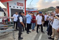 Menteri Koordinator Bidang Pangan, Zulkifli Hasan (tengah), meninjau Kampung Nelayan Modern (KNMP) Warloka di Kecamatan Komodo, Kabupaten Manggarai Barat, Nusa Tenggara Timur, Kamis (30/7/2026).