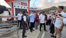 Menteri Koordinator Bidang Pangan, Zulkifli Hasan (tengah), meninjau Kampung Nelayan Modern (KNMP) Warloka di Kecamatan Komodo, Kabupaten Manggarai Barat, Nusa Tenggara Timur, Kamis (30/7/2026).