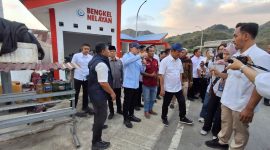 Menteri Koordinator Bidang Pangan, Zulkifli Hasan (tengah), meninjau Kampung Nelayan Modern (KNMP) Warloka di Kecamatan Komodo, Kabupaten Manggarai Barat, Nusa Tenggara Timur, Kamis (30/7/2026).