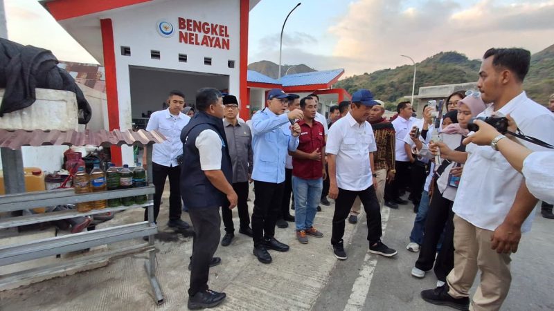 Menteri Koordinator Bidang Pangan, Zulkifli Hasan (tengah), meninjau Kampung Nelayan Modern (KNMP) Warloka di Kecamatan Komodo, Kabupaten Manggarai Barat, Nusa Tenggara Timur, Kamis (30/7/2026).