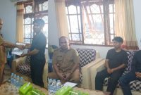 Foto gabungan: Kepala Dinas Peternakan dan Kesehatan Hewan Kabupaten Manggarai Barat, Abidin, S.Kh, saat memanggil staf lapangan terkait kasus 1,5 ton telur tanpa dokumen resmi asal Lombok yang masuk ke Labuan Bajo.
