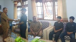 Foto gabungan: Kepala Dinas Peternakan dan Kesehatan Hewan Kabupaten Manggarai Barat, Abidin, S.Kh, saat memanggil staf lapangan terkait kasus 1,5 ton telur tanpa dokumen resmi asal Lombok yang masuk ke Labuan Bajo.