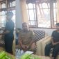 Foto gabungan: Kepala Dinas Peternakan dan Kesehatan Hewan Kabupaten Manggarai Barat, Abidin, S.Kh, saat memanggil staf lapangan terkait kasus 1,5 ton telur tanpa dokumen resmi asal Lombok yang masuk ke Labuan Bajo.