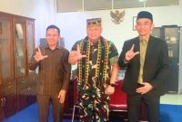 Ketua DPRD Kabupaten Manggarai Barat, Benediktus Nurdin (kiri), Dandim 1630/Manggarai Barat, Letkol Inf. Budiman Manurung (tengah) didampingi langsung oleh Sewargading S.J. Putera, S.Pd.I adalah Wakil Ketua II DPRD Kabupaten Manggarai Barat (kanan). 