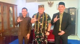 Ketua DPRD Kabupaten Manggarai Barat, Benediktus Nurdin (kiri), Dandim 1630/Manggarai Barat, Letkol Inf. Budiman Manurung (tengah) didampingi langsung oleh Sewargading S.J. Putera, S.Pd.I adalah Wakil Ketua II DPRD Kabupaten Manggarai Barat (kanan). 