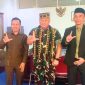 Ketua DPRD Kabupaten Manggarai Barat, Benediktus Nurdin (kiri), Dandim 1630/Manggarai Barat, Letkol Inf. Budiman Manurung (tengah) didampingi langsung oleh Sewargading S.J. Putera, S.Pd.I adalah Wakil Ketua II DPRD Kabupaten Manggarai Barat (kanan). 