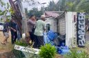 Kondisi mobil pikap bermuatan 51 galon kosong usai lakalantas di Jalan Trans Labuan Bajo–Flores, tepatnya di Dusun Merombok, RT 006/RW 003, Desa Golo Bilas, Kecamatan Komodo, Kabupaten Manggarai Barat, Nusa Tenggara Timur, Minggu (26/7/2026) sekitar pukul 15.30 Wita.  