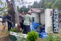 Kondisi mobil pikap bermuatan 51 galon kosong usai lakalantas di Jalan Trans Labuan Bajo–Flores, tepatnya di Dusun Merombok, RT 006/RW 003, Desa Golo Bilas, Kecamatan Komodo, Kabupaten Manggarai Barat, Nusa Tenggara Timur, Minggu (26/7/2026) sekitar pukul 15.30 Wita.