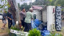 Kondisi mobil pikap bermuatan 51 galon kosong usai lakalantas di Jalan Trans Labuan Bajo–Flores, tepatnya di Dusun Merombok, RT 006/RW 003, Desa Golo Bilas, Kecamatan Komodo, Kabupaten Manggarai Barat, Nusa Tenggara Timur, Minggu (26/7/2026) sekitar pukul 15.30 Wita.
