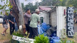 Kondisi mobil pikap bermuatan 51 galon kosong usai lakalantas di Jalan Trans Labuan Bajo–Flores, tepatnya di Dusun Merombok, RT 006/RW 003, Desa Golo Bilas, Kecamatan Komodo, Kabupaten Manggarai Barat, Nusa Tenggara Timur, Minggu (26/7/2026) sekitar pukul 15.30 Wita.  