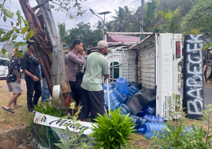 Kondisi mobil pikap bermuatan 51 galon kosong usai lakalantas di Jalan Trans Labuan Bajo–Flores, tepatnya di Dusun Merombok, RT 006/RW 003, Desa Golo Bilas, Kecamatan Komodo, Kabupaten Manggarai Barat, Nusa Tenggara Timur, Minggu (26/7/2026) sekitar pukul 15.30 Wita.  
